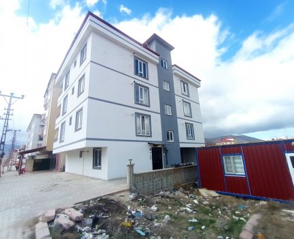 CUMHURİYET MAH. CEMEVİ CİVARINDA 1+1 KOMBİLİ DAİRE